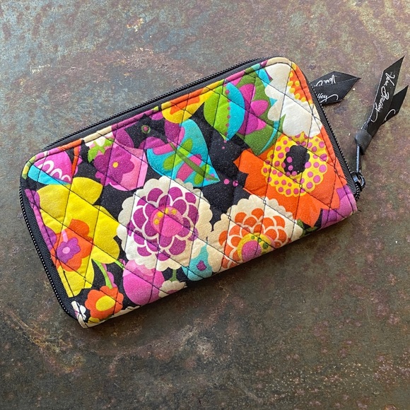 Vera Bradley Va Va Bloom Pattern (Retired) Zip-Around Quilted Wallet/Wristlet - Picture 4 of 16